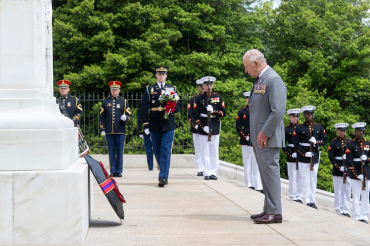 Le roi Charles III dépose un bouquet de fleurs sur la tombe du soldat inconnu au cimetière national d'Arlington, en Virginie, le 30 avril 2026 ( POOL / SAUL LOEB )