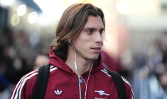 Quand Riccardo Calafiori (Arsenal) refuse de signer une pancarte du trophée de la Première League