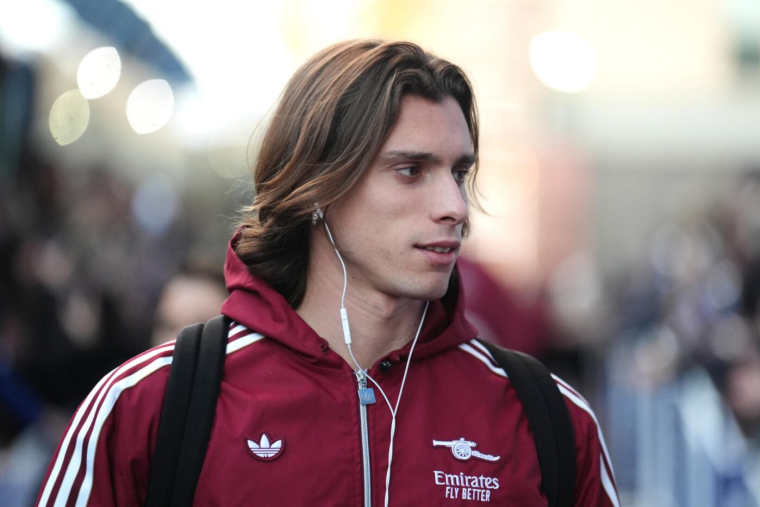Quand Riccardo Calafiori (Arsenal) refuse de signer une pancarte du trophée de la Première League