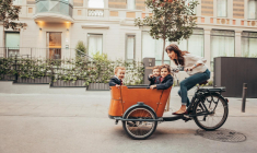 Le triporteur est un vélo à trois roues équipé d’une caisse en bois rectangulaire. ( crédit photo : Getty Images )