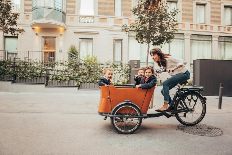 Le triporteur est un vélo à trois roues équipé d’une caisse en bois rectangulaire. ( crédit photo : Getty Images )