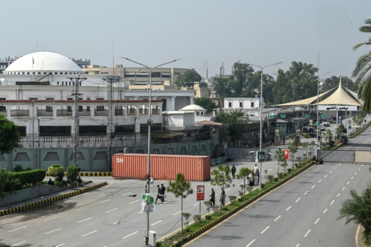 Une route bloquée près de l'Assemblée provinciale à Peshawar, la capitale de la province pakistanaise de Khyber Pakhtunkhwa, où des milliers de partisans de l'ex-Premier ministre emprisonné Imran Khan exigent sa libération, le 11 octobre 2026 ( AFP / Abdul MAJEED )