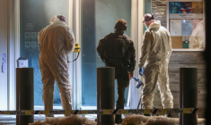 Des experts scientifiques et un officier de police devant l'entrée de l'ambassade américaine à Oslo en Norvège le 8 mars 2026 ( NTB / Hans O. Torgersen )