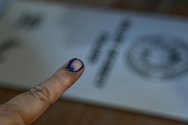 Le doigt d'un électeur est marqué à l'encre indélébile dans un bureau de vote lors des élections de mi-mandat à Manille le 12 mai 2025 ( AFP / Jam STA ROSA )
