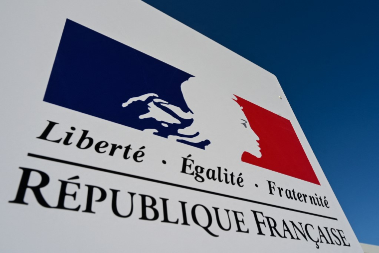 La Cour des comptes constate que, malgré une loi de 2019, certains fonctionnaires d'État et territoriaux ne travaillent pas 35 heures par semaine. ( AFP / DENIS CHARLET )