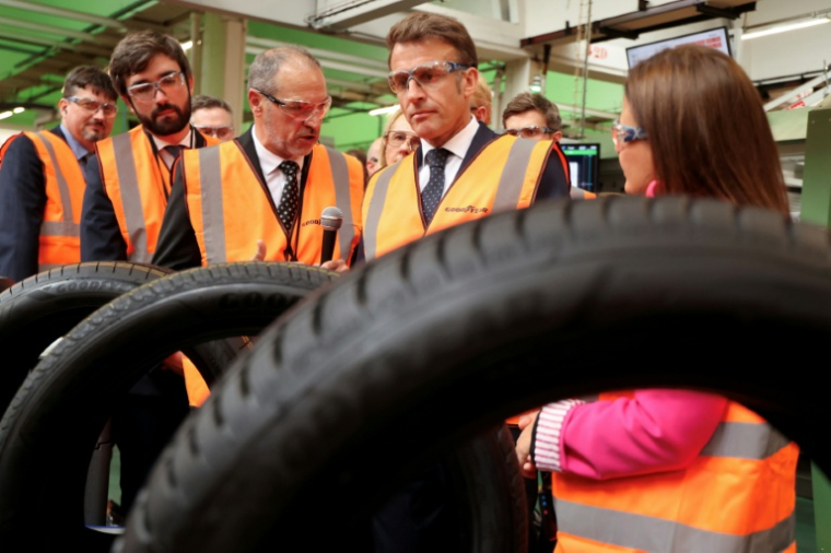Le président Emmnauel Macron lors d'une visite à l'usiine Goodyear à Amiens, le 8 juin 2026 dans la Somme  ( POOL / Ludovic MARIN )