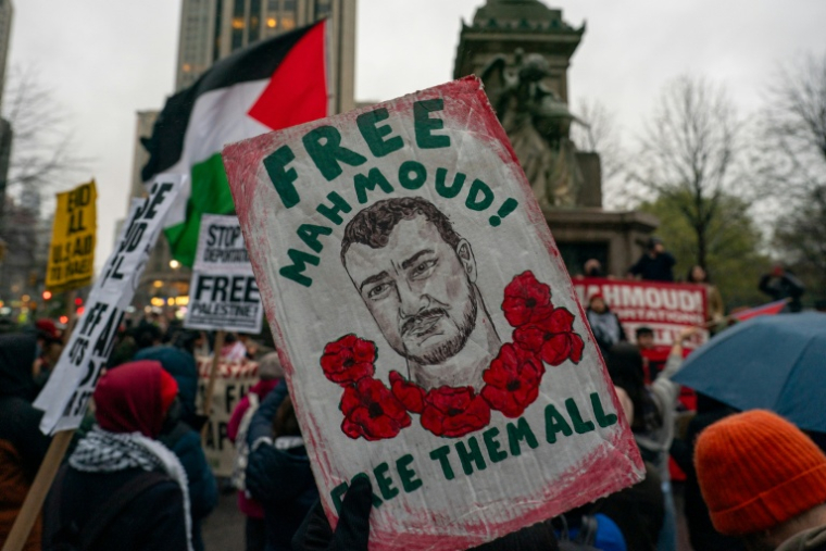 Des manifestants réunis à New York pour demander la libération de Mahmoud Khalil, le 12 avril 2025 ( GETTY IMAGES NORTH AMERICA / David Dee Delgado )