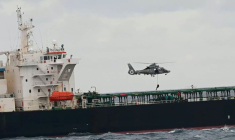 Image tirée d'une vidéo diffusée le 20 mars 2026 par l'État-major des armées montrant un hélicoptère de la Marine nationale française survolant le pétrolier Deyna, battant pavillon mozambicain, lors d'une opération d'interception en MéditerranéeMozambican-flagged oil tanker Deyna during an interception operation in the western Mediterranean Sea. The French Navy intercepted an oil tanker sailing from Russia in the Mediterranean on March 20, 2026, maritime authorities said. The Mozambican-flagged Deyna, which sailed from Murmansk in northwestern Russia, was inspected over the regularity of its flag and will be escorted to an anchorage for further checks, the maritime prefecture added. ( Etat Major des Armées / - )