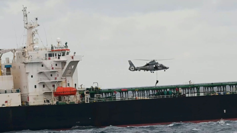 Image tirée d'une vidéo diffusée le 20 mars 2026 par l'État-major des armées montrant un hélicoptère de la Marine nationale française survolant le pétrolier Deyna, battant pavillon mozambicain, lors d'une opération d'interception en MéditerranéeMozambican-flagged oil tanker Deyna during an interception operation in the western Mediterranean Sea. The French Navy intercepted an oil tanker sailing from Russia in the Mediterranean on March 20, 2026, maritime authorities said. The Mozambican-flagged Deyna, which sailed from Murmansk in northwestern Russia, was inspected over the regularity of its flag and will be escorted to an anchorage for further checks, the maritime prefecture added. ( Etat Major des Armées / - )