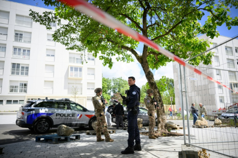 Des soldats montent la garde près du lieu où un jeune homme a été abattu dans un quartier populaire de Nantes, le 4 juin 2026 en Loire-Atlantique ( AFP / Loic VENANCE )
