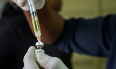 Une infirmière remplit une seringue de lenacapavir, un traitement injecté deux fois par an et empêchant la transmission du VIH, à la clinique Phedisong de Ga-Rankwa, un township des environs de Pretoria, le 2 décembre 2025 ( AFP / Ihsaan Haffejee )