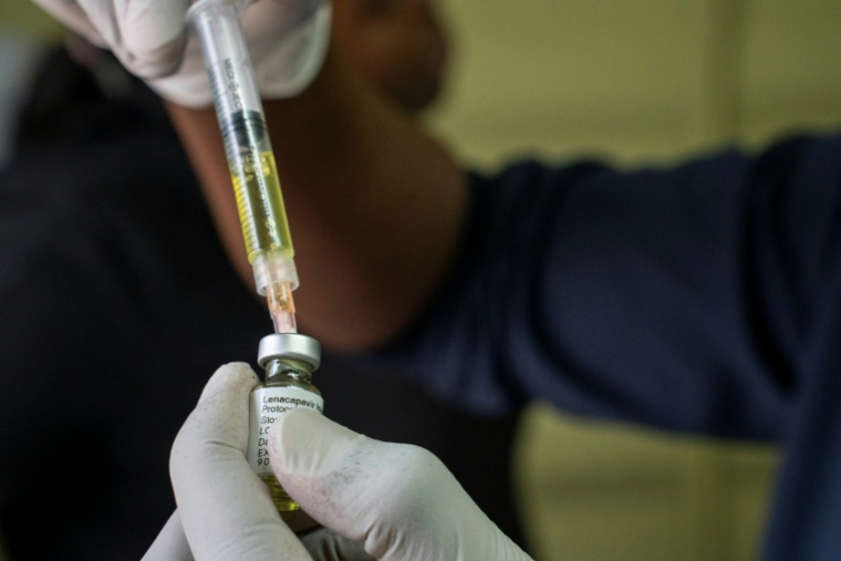 Une infirmière remplit une seringue de lenacapavir, un traitement injecté deux fois par an et empêchant la transmission du VIH, à la clinique Phedisong de Ga-Rankwa, un township des environs de Pretoria, le 2 décembre 2025 ( AFP / Ihsaan Haffejee )