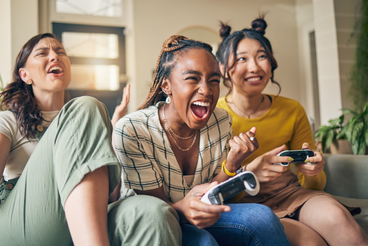 Entre 13 et 15 ans, quel que soit leur milieu social, il existe de fortes différences entre les filles et les garçons en matière de fréquence, de supports et de types de jeux. (crédit : Adobe Stock)