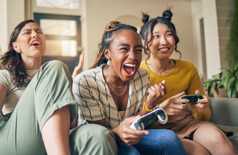 Entre 13 et 15 ans, quel que soit leur milieu social, il existe de fortes différences entre les filles et les garçons en matière de fréquence, de supports et de types de jeux. (crédit : Adobe Stock)