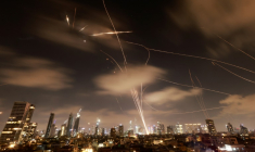 Les défenses aériennes israéliennes activées pour intercepter des missiles iraniens, le 18 juin 2025 à Tel-Aviv ( AFP / Menahem Kahana )
