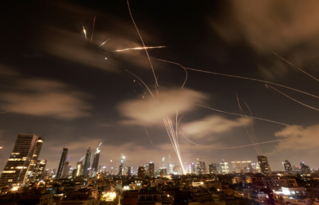 Les défenses aériennes israéliennes activées pour intercepter des missiles iraniens, le 18 juin 2025 à Tel-Aviv ( AFP / Menahem Kahana )
