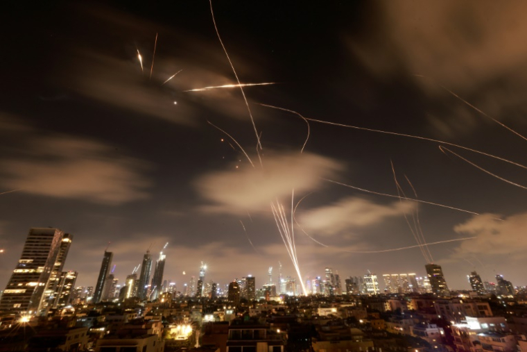 Les défenses aériennes israéliennes activées pour intercepter des missiles iraniens, le 18 juin 2025 à Tel-Aviv ( AFP / Menahem Kahana )