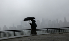 Un passant sur le front de mer à Jersey City, dans le New Jersey, avec les gratte-ciel de Manhattan en arrière-plan, le 27 septembre 2026 ( AFP / CHARLY TRIBALLEAU )