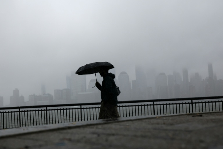 Un passant sur le front de mer à Jersey City, dans le New Jersey, avec les gratte-ciel de Manhattan en arrière-plan, le 27 septembre 2026 ( AFP / CHARLY TRIBALLEAU )