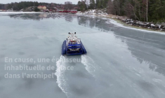 En Finlande, des enfants traversent la Baltique gelée en aéroglisseur pour aller à l'école