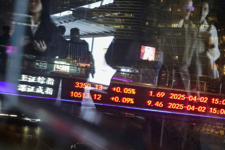 PHOTO DE FICHIER : Panneau électronique affichant les indices boursiers à Shanghai