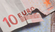 Dans les cas d'un billet déchiré, taché ou effrité, la bonne nouvelle est que sa valeur faciale est conservée. Néanmoins, un particulier ou un commerçant est dans son bon droit de refuser le paiement avec un billet s'il juge qu'il aura lui-même des difficultés à l'écouler par la suite. (Crédit photo : Adobe Stock)