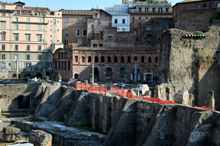 Des ouvriers travaillent sur le site archéologique du Forum romain, dans le centre de Rome, le 2 juillet 2025 ( AFP / Tiziana FABI )