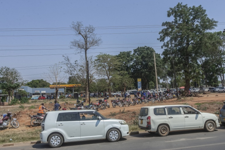 Des véhicules et des motos sont garés en longues files en espérant pouvoir faire le plein à la station-service Petroda de la zone 47, à Lilongwe, la capitale du Malawi, le 22 octobre 2026 ( AFP / Amos GUMULIRA )