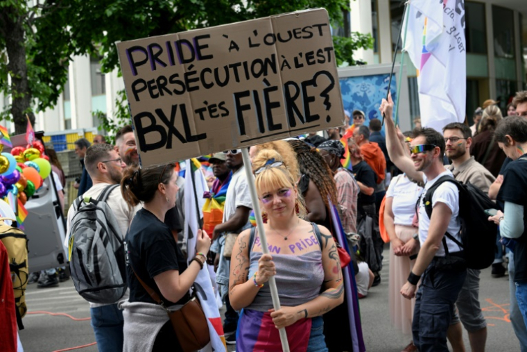 Des participants à la marche des fiertés àBruxelles, le 17 mai 2025 ( AFP / Nicolas TUCAT )