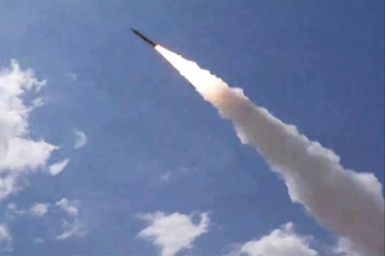 Photo d'un missile lancé depuis une localisation inconnue vers le Qatar, le Koweït et Oman, publiée le 17 juillet 2026 par les Gardiens de la révolution iraniens sur le site internet Sepah News ( SEPAHNEWS.COM / - )