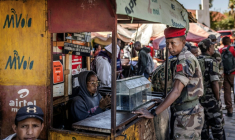 Au lendemain de la prise de pouvoir, un soldat de l'unité Capsat discute avec une vendeuse près de sa base militaire à Antananarivo, le 15 octobre 2025 ( AFP / Luis TATO )