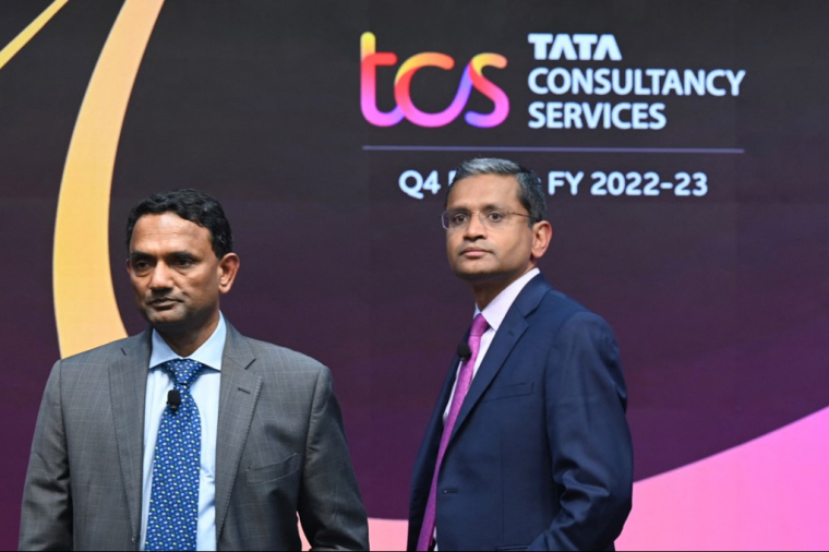Rajesh Gopinathan et Krithi Krithivasan à Mumbai, en Inde, le 12 avril 2023. ( AFP / INDRANIL MUKHERJEE )