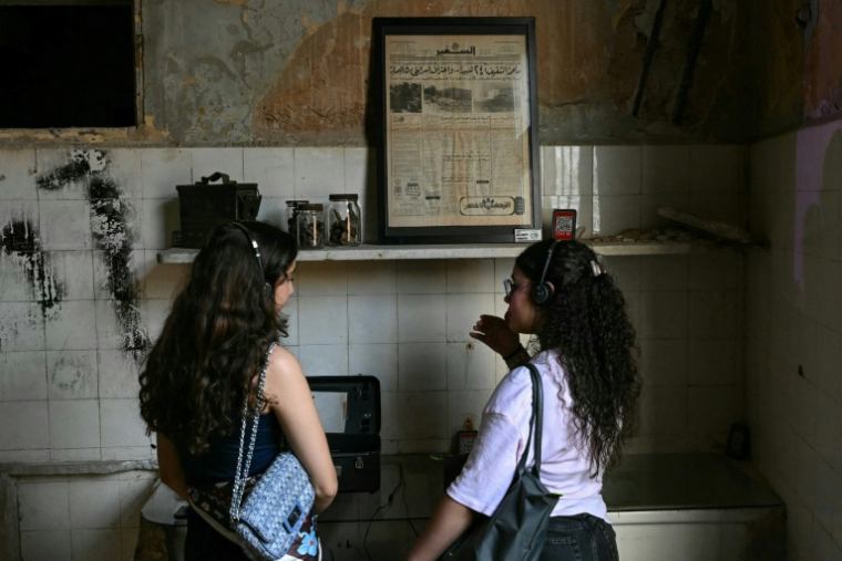 Des visiteuses de l'exposition "Hkeeli ya Jnoub" (Dis-moi, Ô Sud), qui vise à préserver la mémoire des villages détruits par Israël dans le sud du Liban, le 17 juillet 2026 à Beyrouth ( AFP / JOSEPH EID )