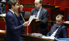 Gabriel Attal et Olivier Dussopt, à l'Assemblée nationale, le 16 février 2023 ( AFP / Ludovic MARIN )