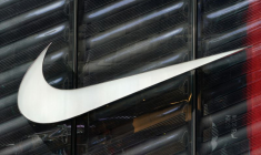 Le logo Nike swoosh est visible à l'extérieur du magasin de la 5e avenue à New York