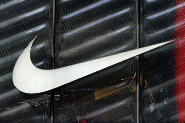 Le logo Nike swoosh est visible à l'extérieur du magasin de la 5e avenue à New York