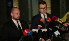 Photo du porte-parole du gouvernement polonais Piotr Muller qui s'adresse aux médias après une réunion du comité de sécurité en rapport avec l'attaque au missile sur le territoire de la Pologne, à Varsovie