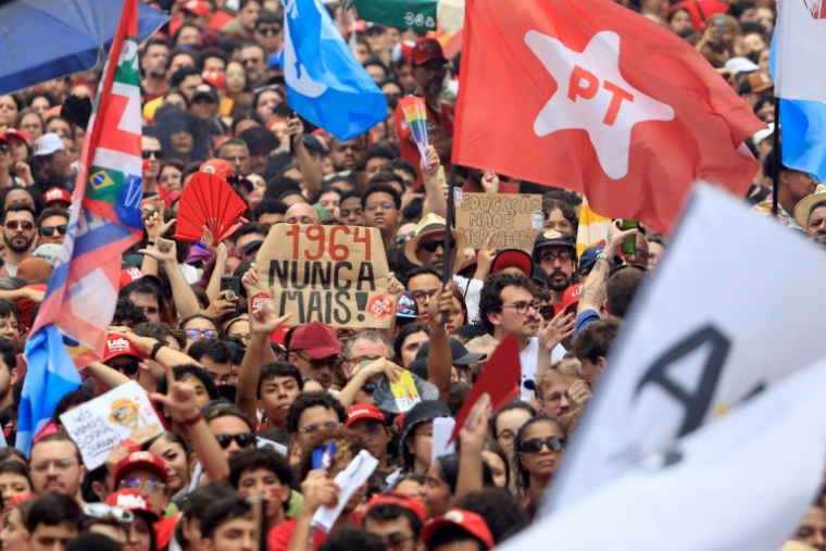 Partisans du président Luiz Inácio Lula da Silva lors d’un meeting de campagne à São Paulo le 11 octobre 2026 ( AFP / Miguel SCHINCARIOL )