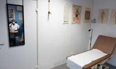 À l'hôpital de Nevers, il manque "une cinquantaine de médecins et au moins 35 infirmières". (Photo d'illustration) ( AFP / FRED SCHEIBER )