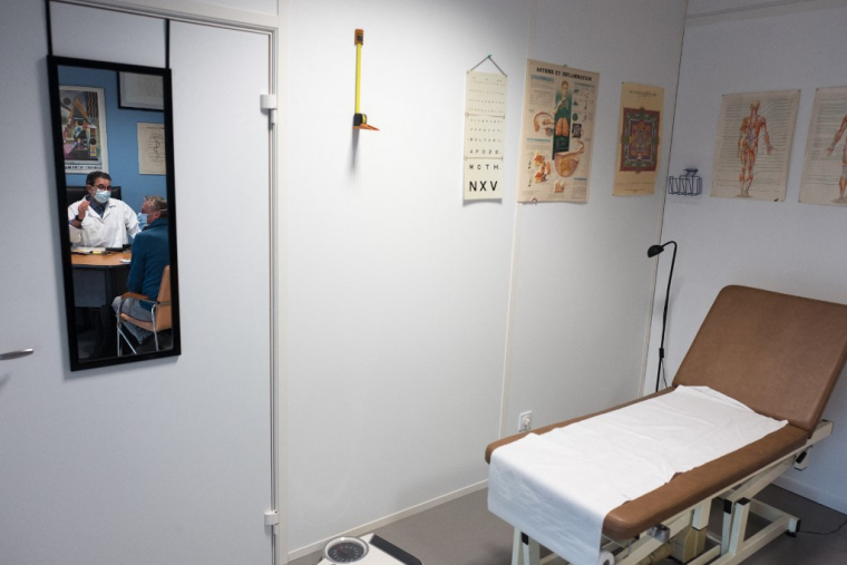 À l'hôpital de Nevers, il manque "une cinquantaine de médecins et au moins 35 infirmières". (Photo d'illustration) ( AFP / FRED SCHEIBER )