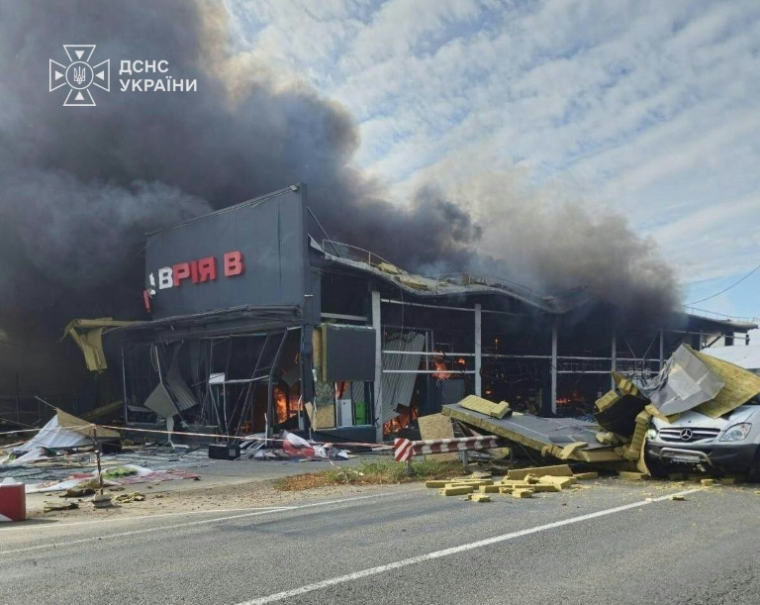 Photo diffusée par le service de presse de la présidence ukrainienne le 15 octobre 2026 montrant un supermarché détruit par une attaque de drone russe, dans la région d'Odessa ( Service de presse de la présidence ukrainienne / Handout )
