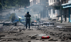 Un policier à Nouméa, le 24 juin 2024. ( AFP / DELPHINE MAYEUR )