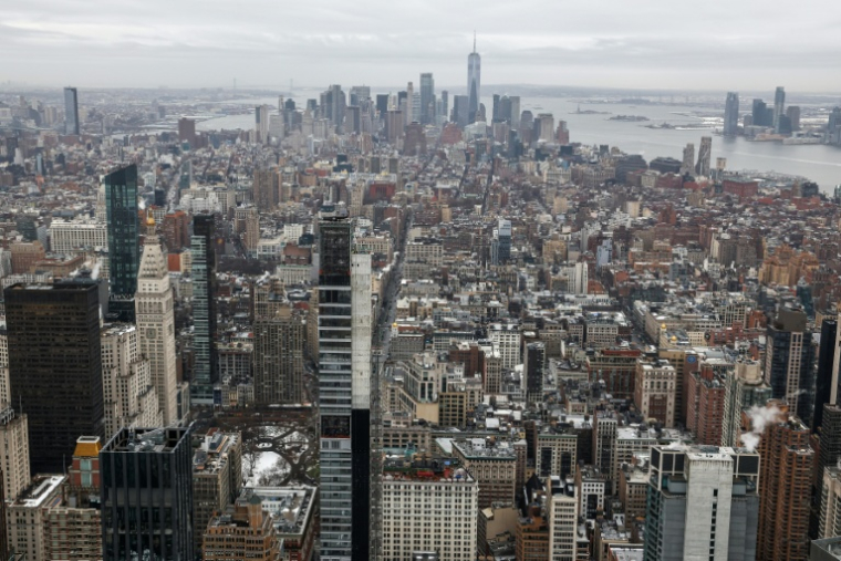Le sud de l'île de Manhattan, photographié depuis le sommet de l'Empire State Building, le 3 mars 2026 ( AFP / CHARLY TRIBALLEAU )