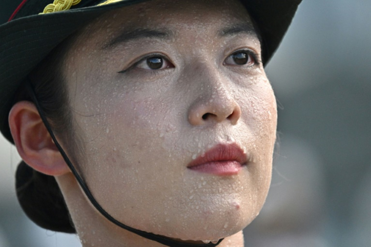 Une militaire chinoise participe à une répétition en vue du défilé commémorant le 80e anniversaire de la victoire dans la Guerre de résistance du peuple chinois contre l'agression japonaise et la Guerre mondiale antifasciste, qui se tiendra le 3 septembre à Pékin, le 20 août 2025 ( AFP / Pedro Pardo )