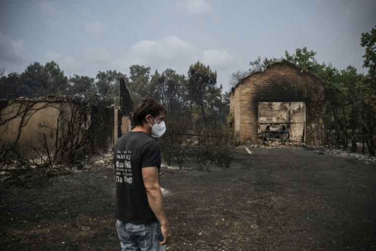 Un habitant face aux ravages d'un incendie de forêt dans la commune de Le Porge, en Gironde, le 25 juillet 2026  ( AFP / JULIEN DE ROSA )