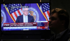 Le président de la Réserve fédérale Jerome Powell sur un écran à Wall street