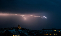 Un éclair dans un ciel d'orage près de la basilique du Sacré Coeur à Montmartre, le 25 juin 2025 à Paris ( AFP / Julie SEBADELHA )