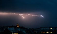 Un éclair dans un ciel d'orage près de la basilique du Sacré Coeur à Montmartre, le 25 juin 2025 à Paris ( AFP / Julie SEBADELHA )