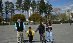 Des habitants de la ville de Slavoutytch dans le nord de l'Ukraine, le 25 avril 2026  ( AFP / Genya SAVILOV )