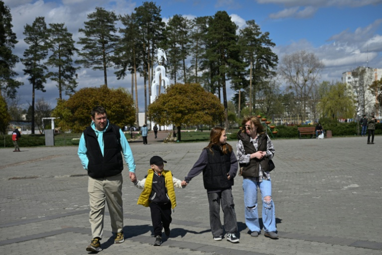 Des habitants de la ville de Slavoutytch dans le nord de l'Ukraine, le 25 avril 2026  ( AFP / Genya SAVILOV )